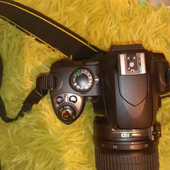 Nikon D40X SLR Digital Camera with Lens, Speedlight, SD card, Strap and Bag - Picture 3 of 12